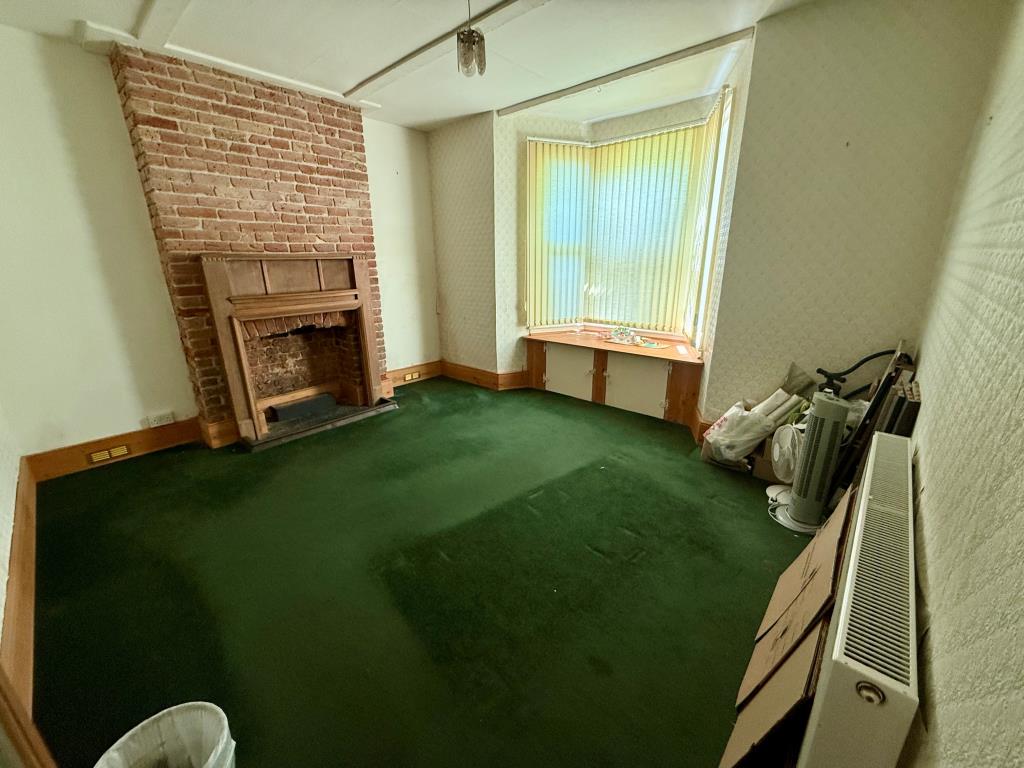 Lot: 1 - FOUR-BEDROOM HOUSE FOR IMPROVEMENT - Bedroom two